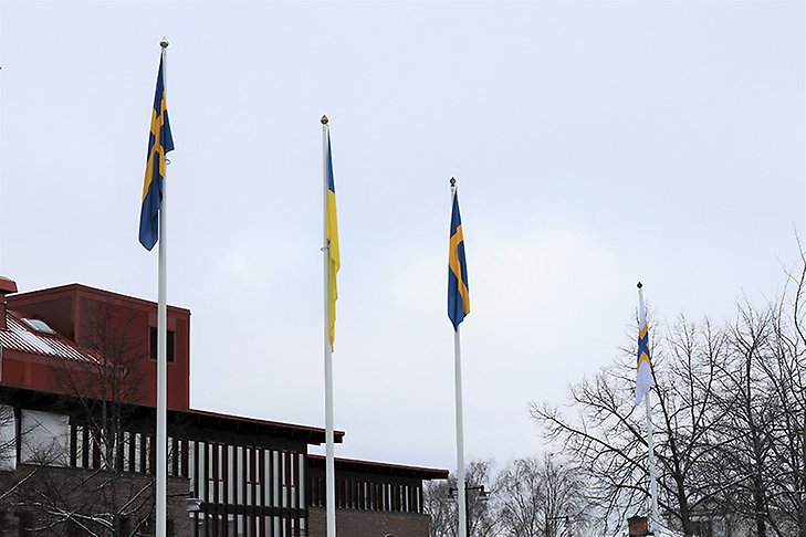 Den ukrainska, svenska och sverigefinska flaggan hissad i flaggstänger på Södergatan i Märsta
