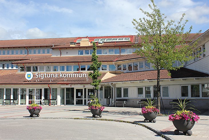 Bild på kommunhuset i Märsta 