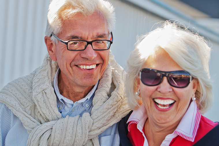 Två glada seniorer tittar in i kameran och skrattar. Foto: Lena Öritsland/Johnér
