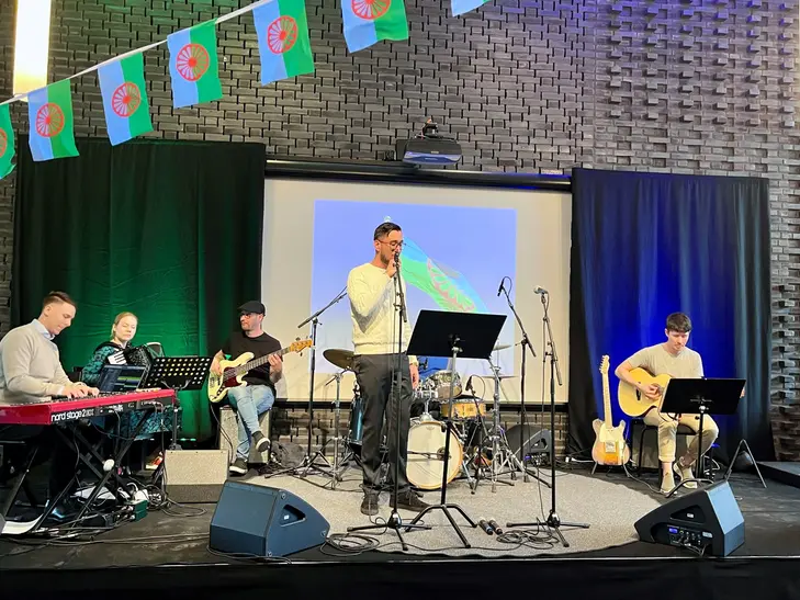 Romska musiker på sken