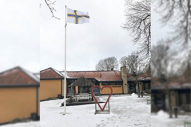 Sverigefinska flaggan hissad utanför Sigtuna museum.